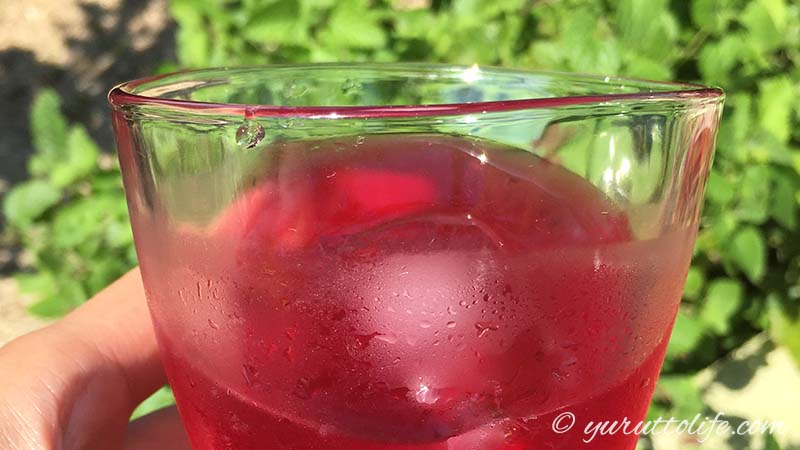 ガラスコップに入れたすっきり美味しい赤紫蘇ジュース
