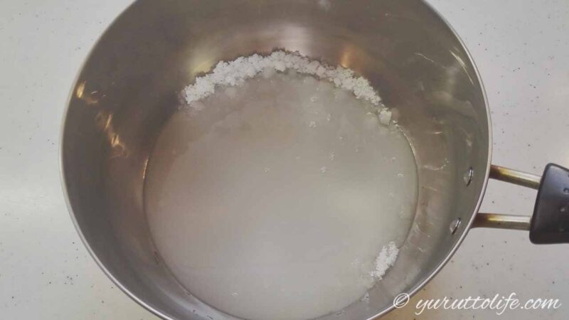 鍋に入れたカラメルの砂糖と水